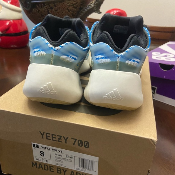 Yeezy 700 v3 - Picture 4 of 5